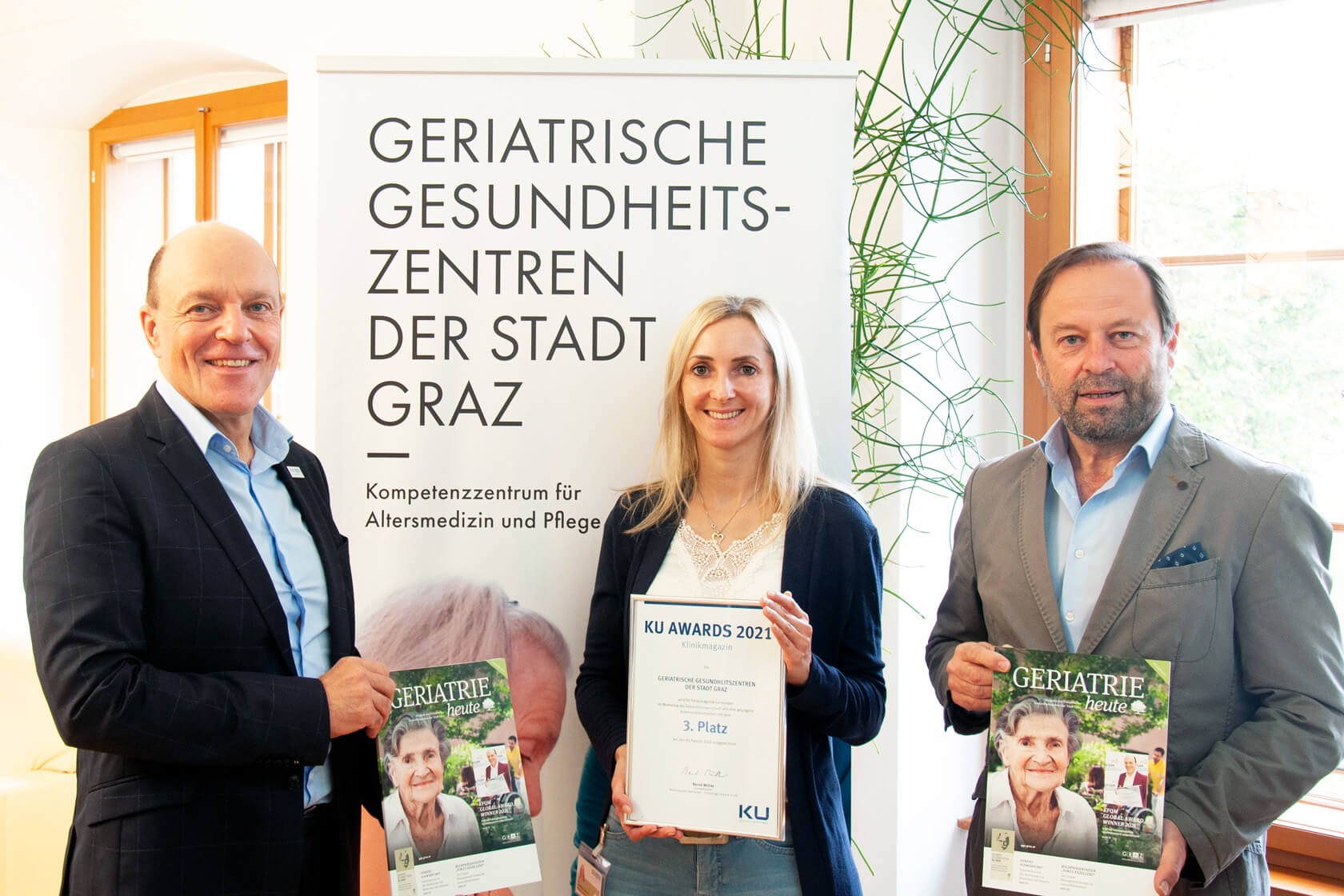 GGZ Geschäftsführer Gerd Hartinger mit Daniela Langmann und Franz Scheucher mit der KU Awards Urkunde für die Zeitschrift Geriatrie heute aus dem Jahr 2021