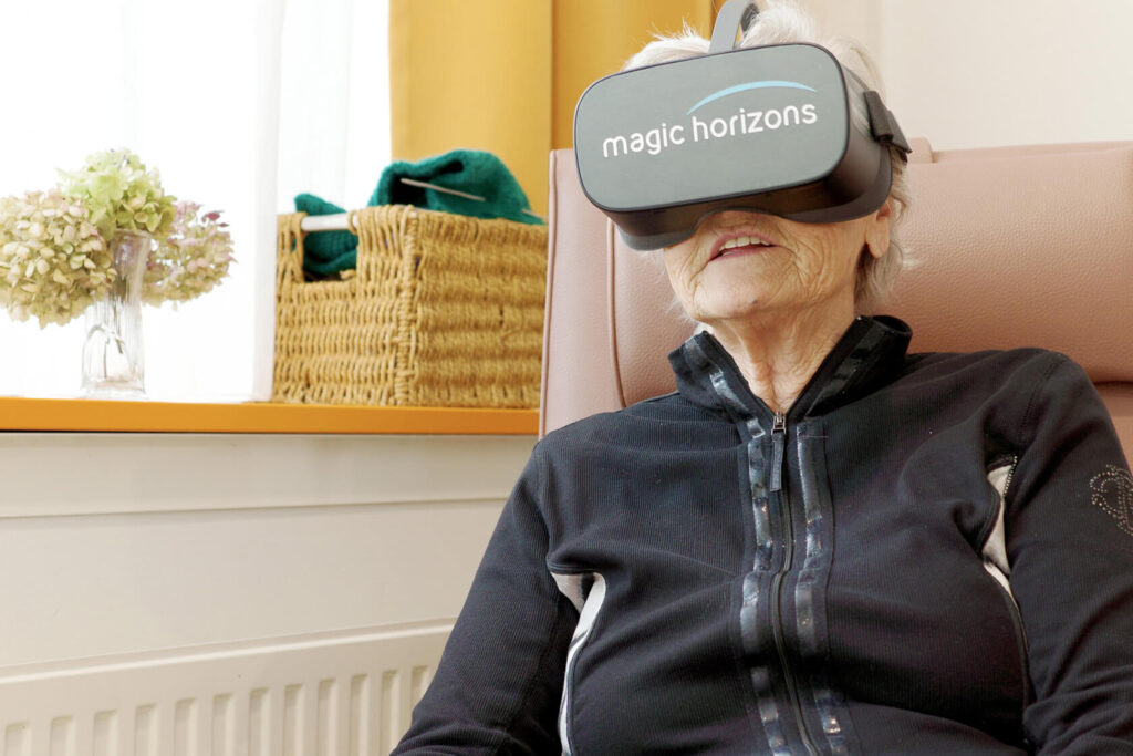 Eine ältere Dame trägt eine VR-Brille.