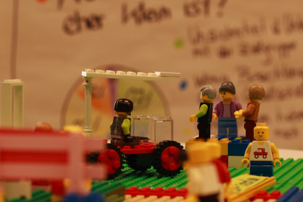 Eine Legolandschaft mit kleinen Lego Männern.