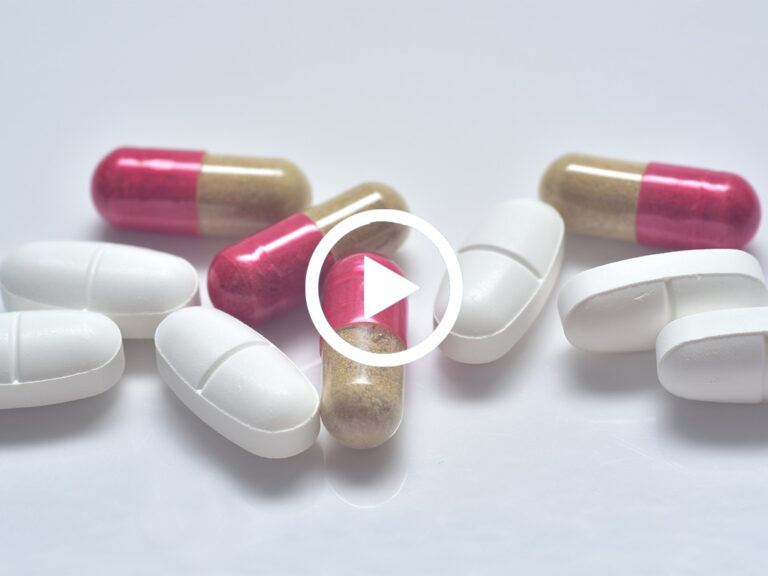 Videovorschaubild zu einem Podcast zum Thema Antibiotikagabe in Gesundheitseinrichtungen auf dem Tabletten zu sehen sind.