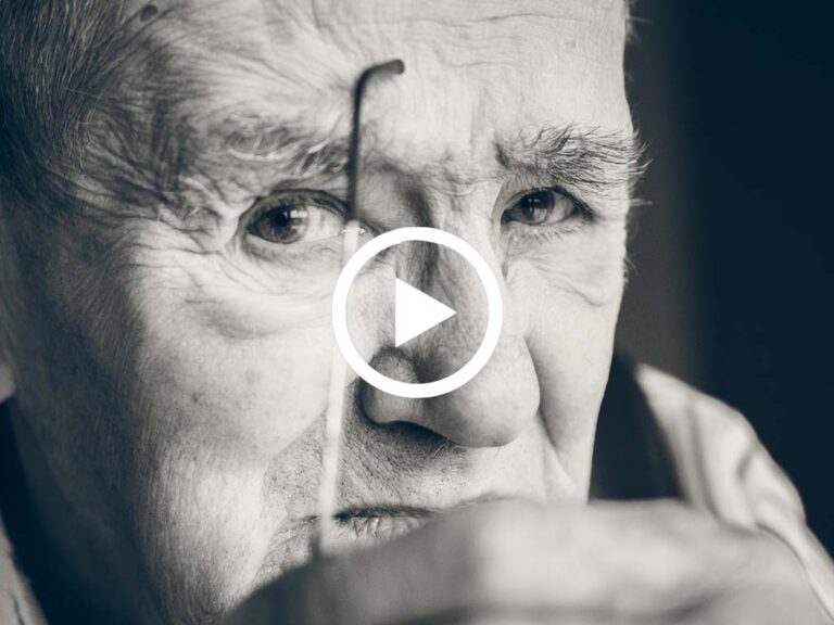 Videovorschaubild des Gesichtes eines Mannes in schwarz-weiß für den Podcast "Dem guten Leben im Alter auf der Spur"