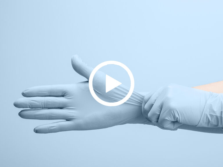 Videovorschaubild für den Podcast Infektionsschutz auf dem zwei Hände mit blauen Schutzhandschuhen zu sehen sind.