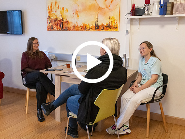 Gruppenbild von Kolleginnen des Albert Schweitzer Trainingeszentrums beim Gespräch zur Podcastaufnahme.