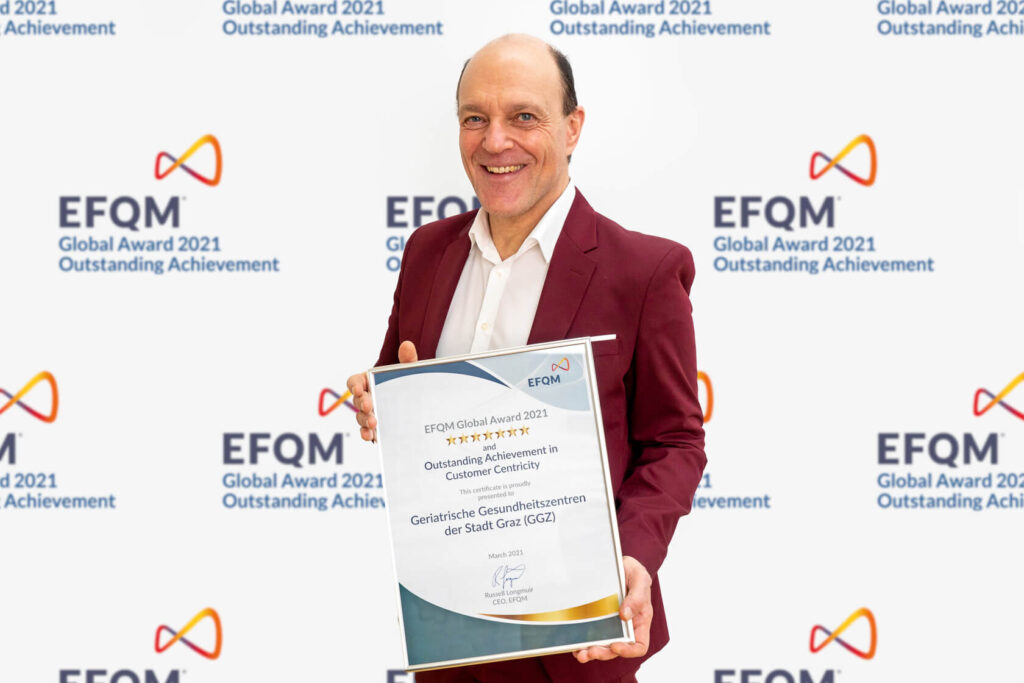 GGZ Geschäftsführer Gerd Hartinger mit der EFQM Global Awards Urkunde aus dem Jahr 2021