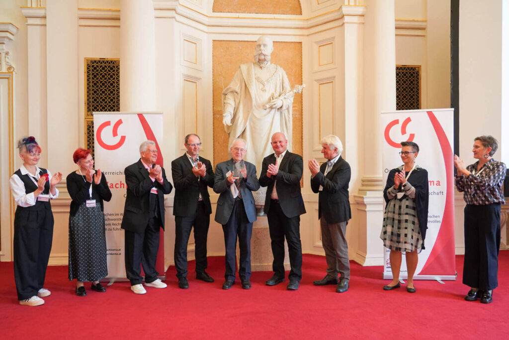 Übergabe des Franz Gerstenbrand Awards bei der Wachkomatagung mit Preisträger und Mitglieder der Österreichischen Wachkomagesellschaft am roten Teppich