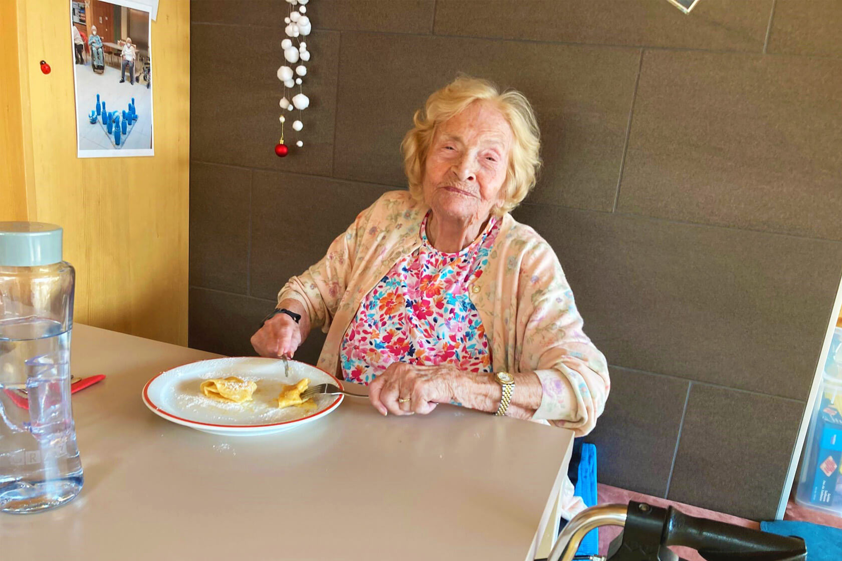 Eine Bewohnerin des Pflegewohnheims Erika Horn sitzt am Tisch und isst genüsslich ihre Palatschinken.
