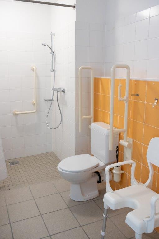 Ansicht des WCs und der Dusche in der Wohnung des Betreuten Wohnens am Oeverseepark