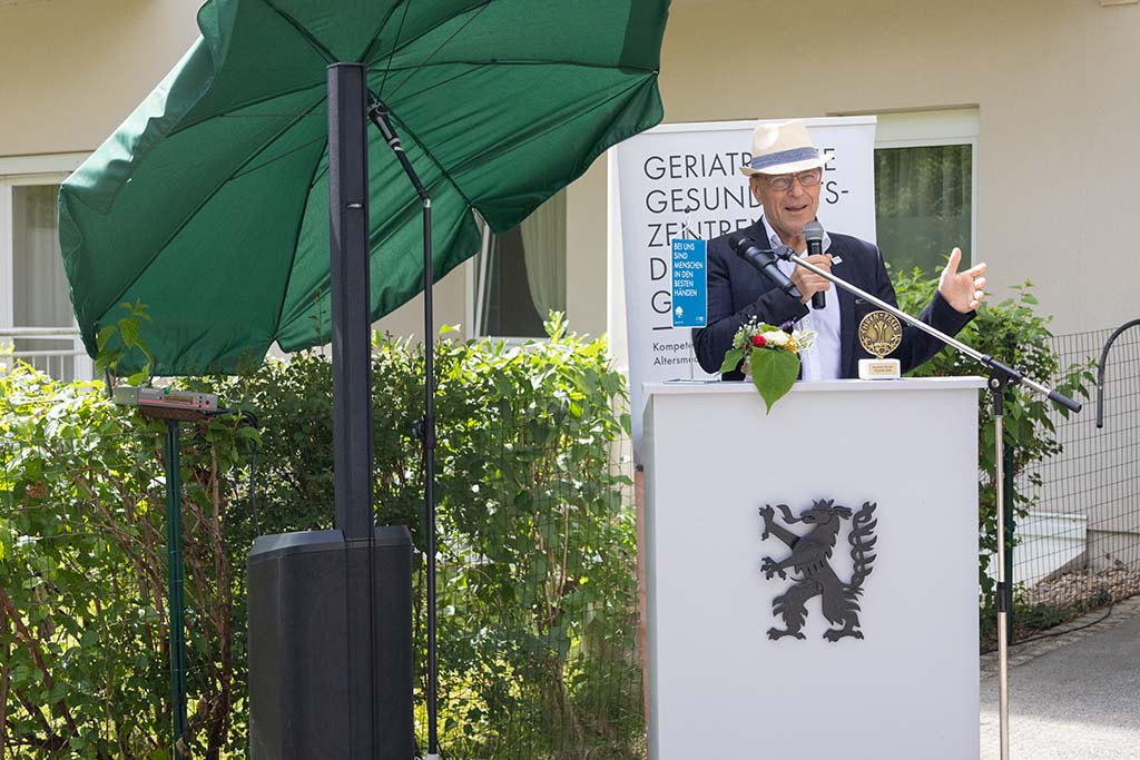 Geschäftsführer Gerd Hartinger am Rednerpult bei seiner Ansprache bei der 10 Jahres Feier des Memory Tageszentrums und Pflegewohnheims Aigner Rollett