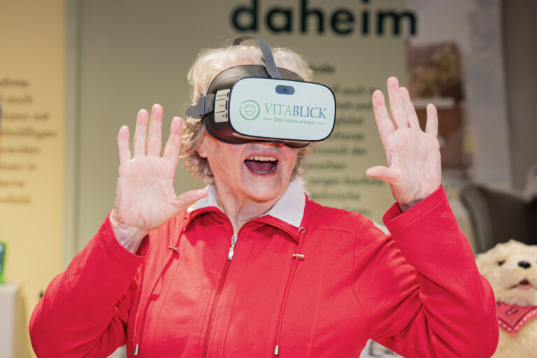 Begeisterte Seniorin mit VR Brille
