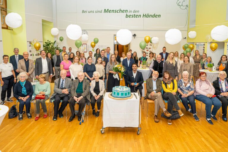 Gruppenbild der Besucher:innen beim Jubiläumsfest des Albert Schweitzer Instituts.