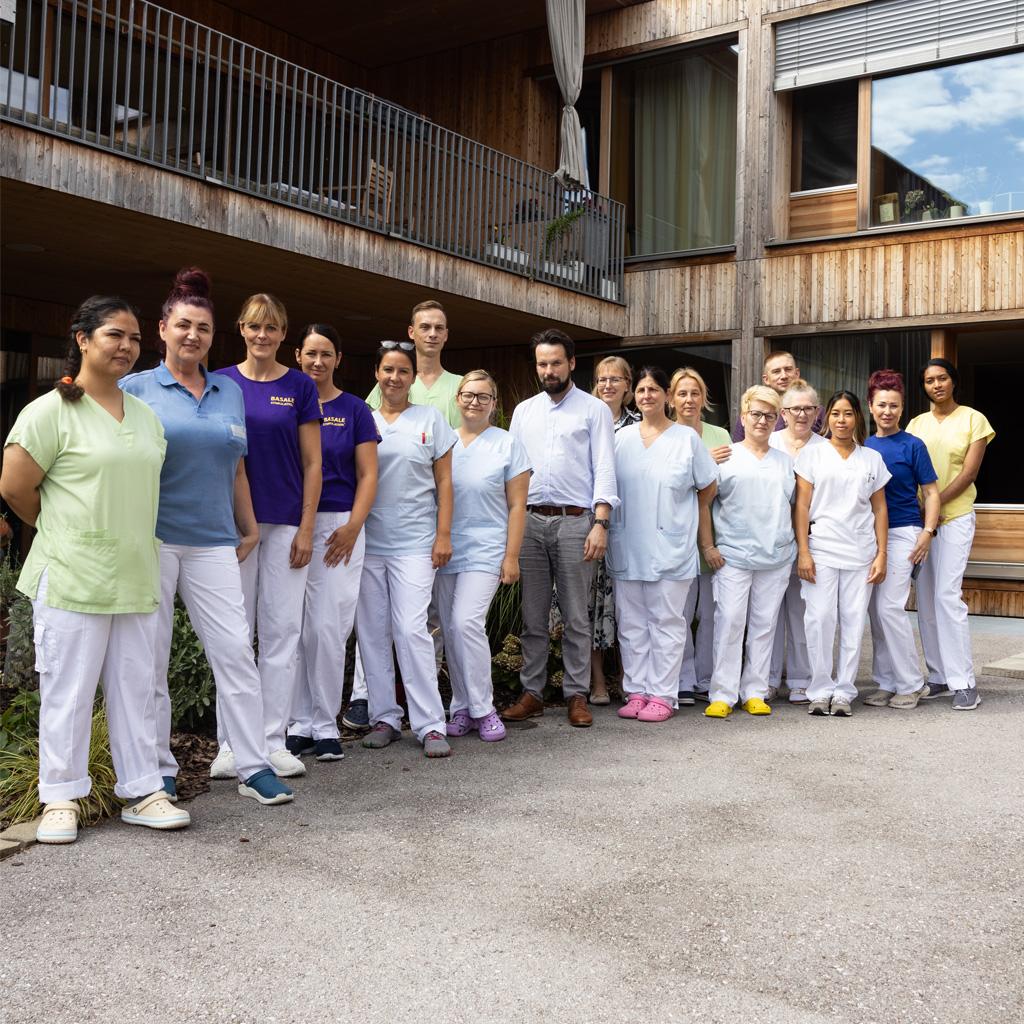 Gruppenbild von Pflegekräften, Pflegedienstleitung und Heimleitung.