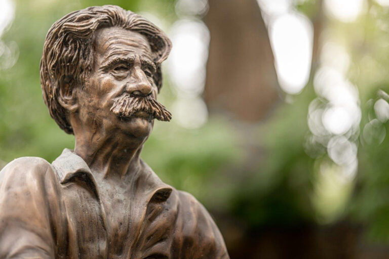 Messingstatue von Albert Schweitzer