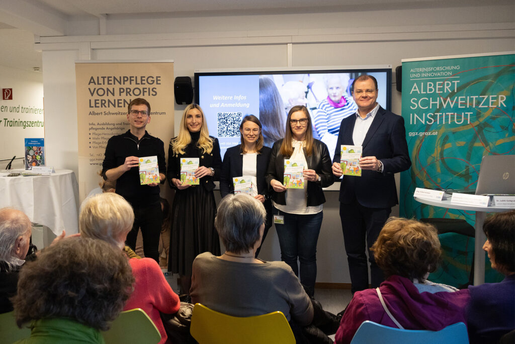 Präsentation des kleinen Pflegeratgebers am Tag der offenen Tür