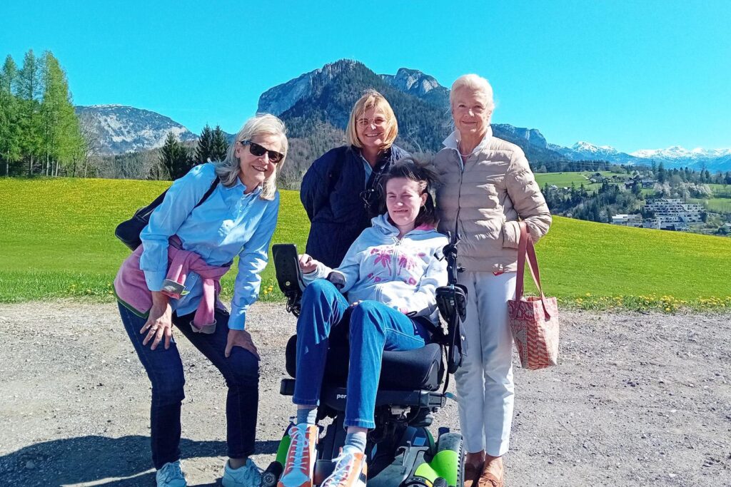 Die Teilnehmer:innen des Hospizasfluges stehen vor einer Bergkulisse.
