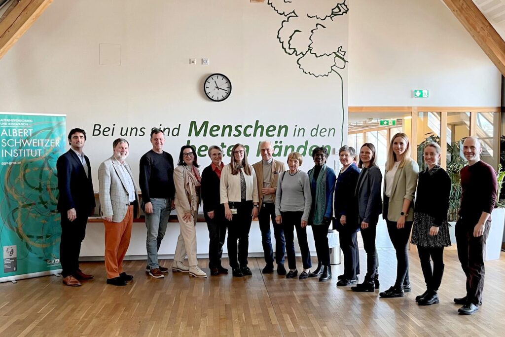 Gruppenbild des Esther-Beirats im Albert Schweitzer Hospiz Hörsaal.