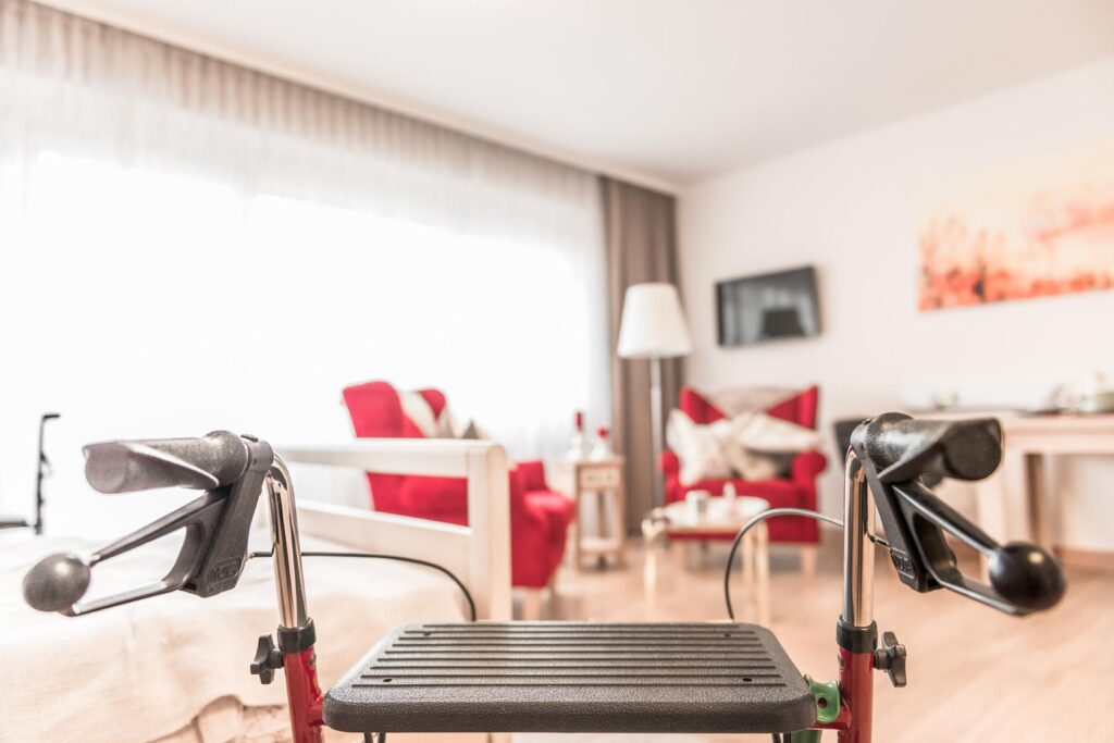 Ansicht eines Rollators, der in einem Zimmer steht.