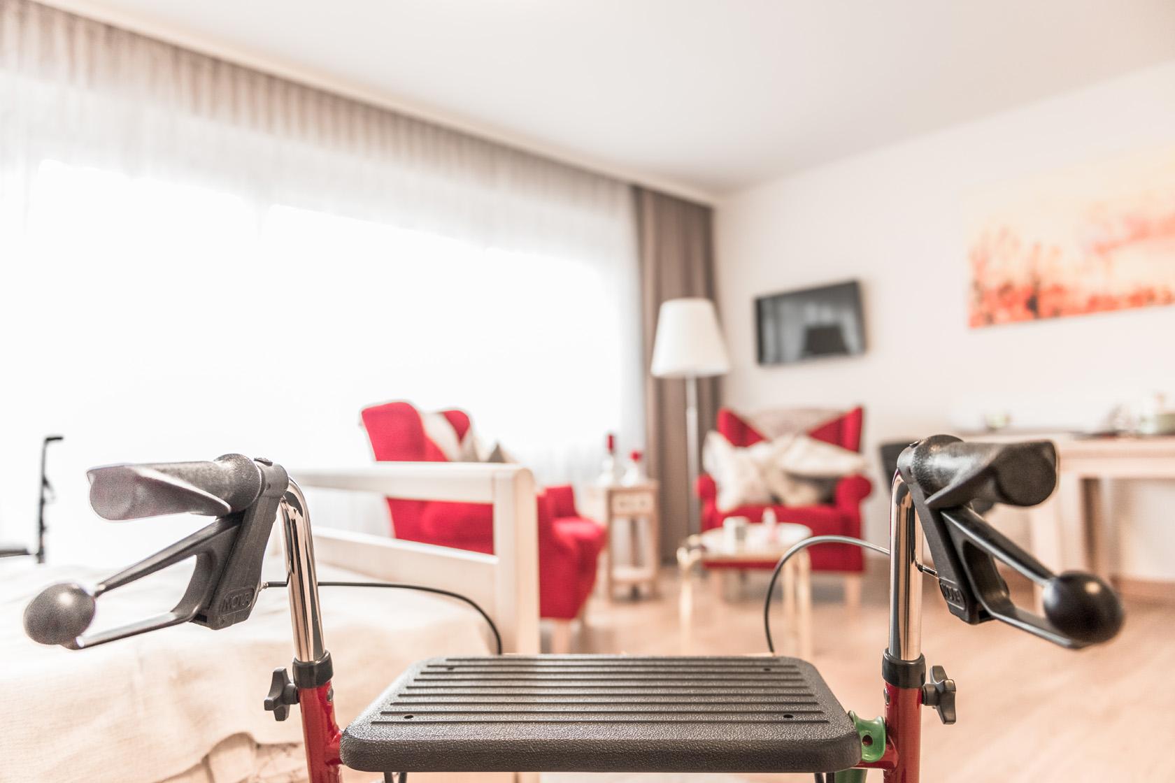 Ansicht eines Rollators, der in einem Zimmer steht.