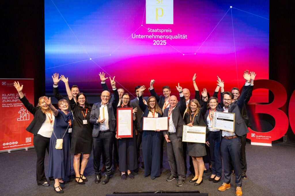 Das Team der GGZ nimmt die Auszeichnung zum Staatspreis 2025 in Wien entgegen.