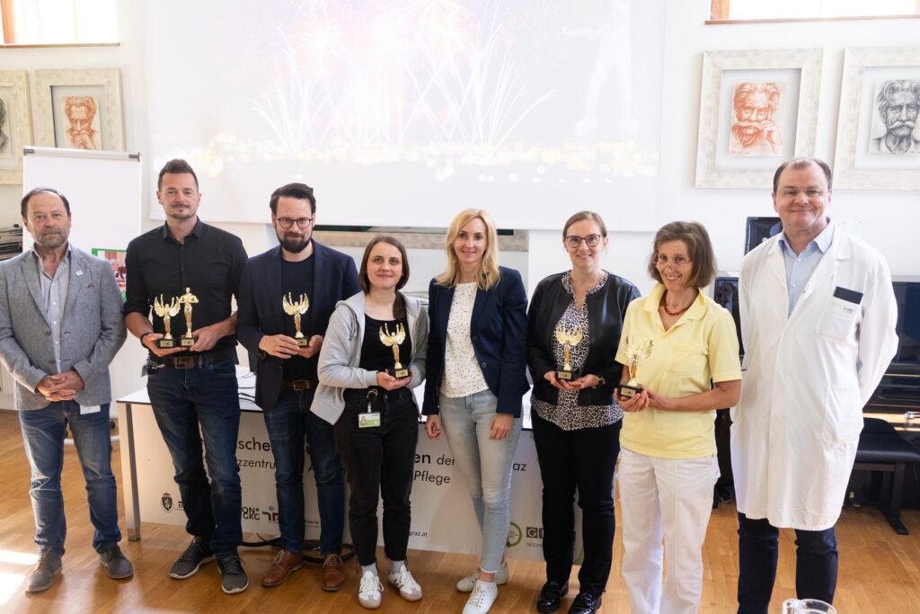 Gruppenbild der Projektleiter:innen der GGZ mit ihren Auszeichnungen.