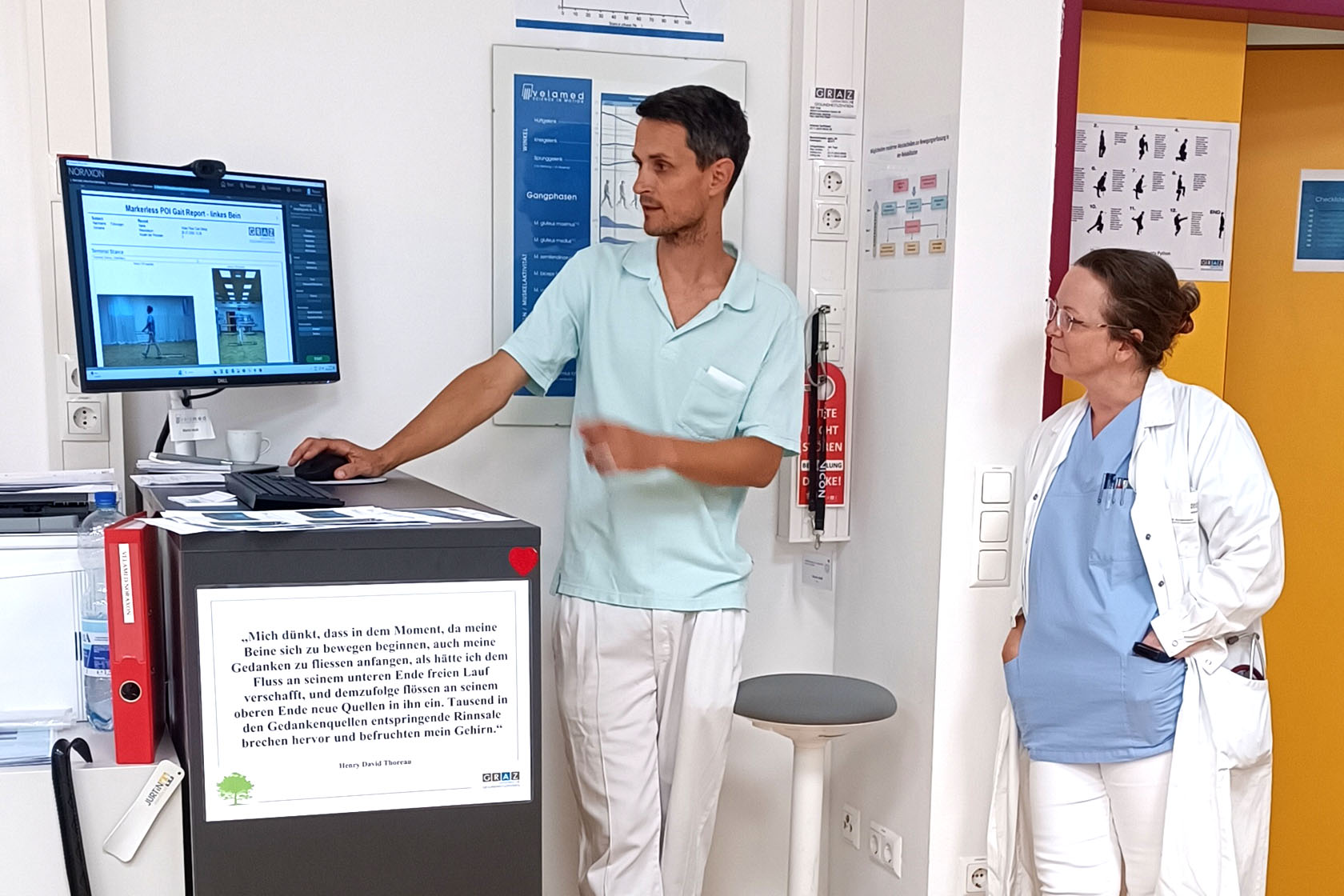 Zwei Kollegen aus der Physiotherapie besprechen das Ergebnis der Ganganalyse