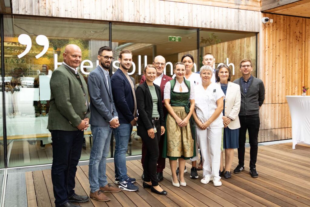 Gruppenbild der GGZ-Leitung und der Politik bei der 10 Jahresfeier des Pflegewohnheims Erika Horn.