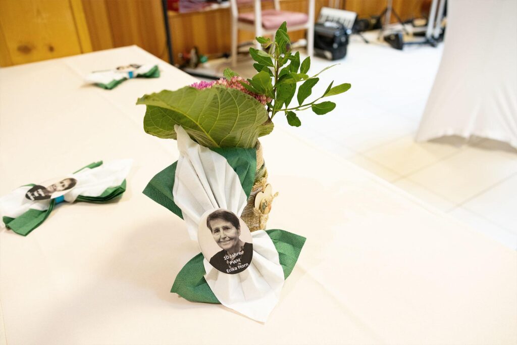 Tischdekoration mit Bild von Erika Horn bei der 10 Jahresfeier des Pflegewohnheims.