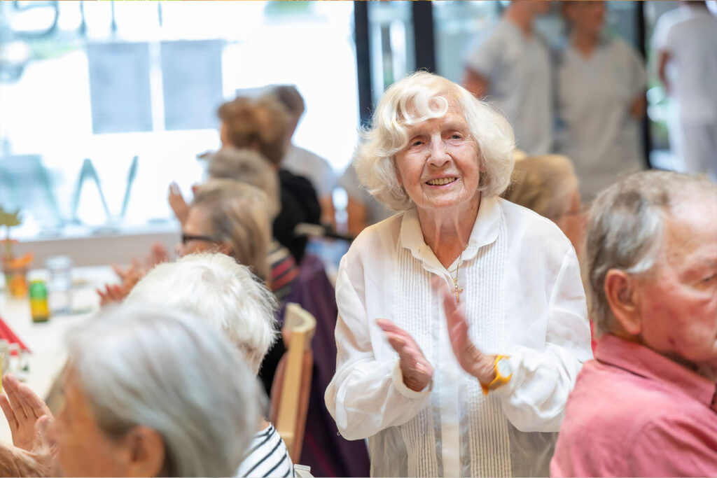 Eine Bewohnerin feiert bei der 10 Jahresfeier des PFlegewohnheims Erika Horn.