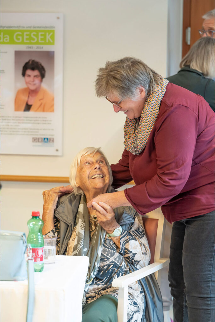 Herzlicher Moment zwischen der Seelsorgerin und einer Bewohnerin.