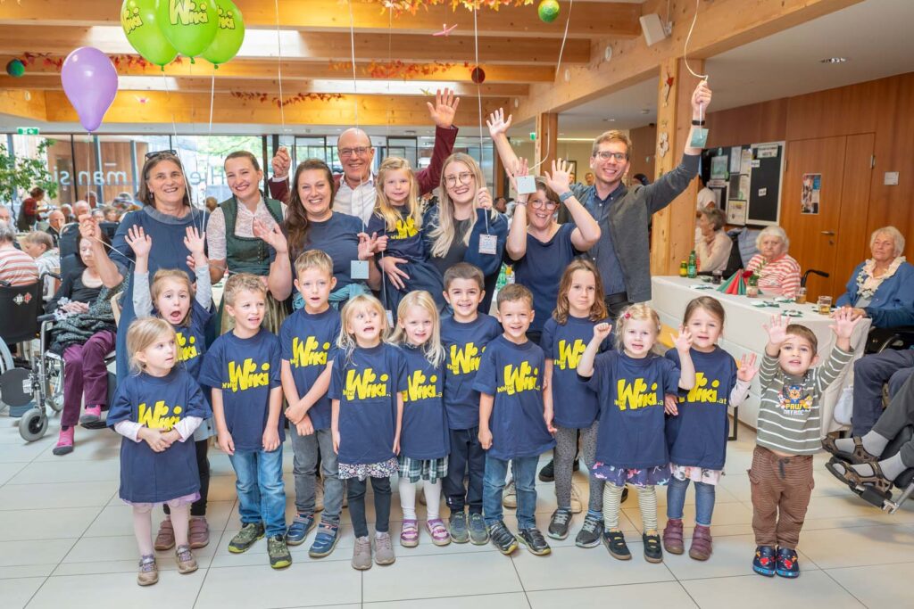 Gruppenbild der Kinder des benachbarten Kindergartens bei der 10 Jahresfeier.