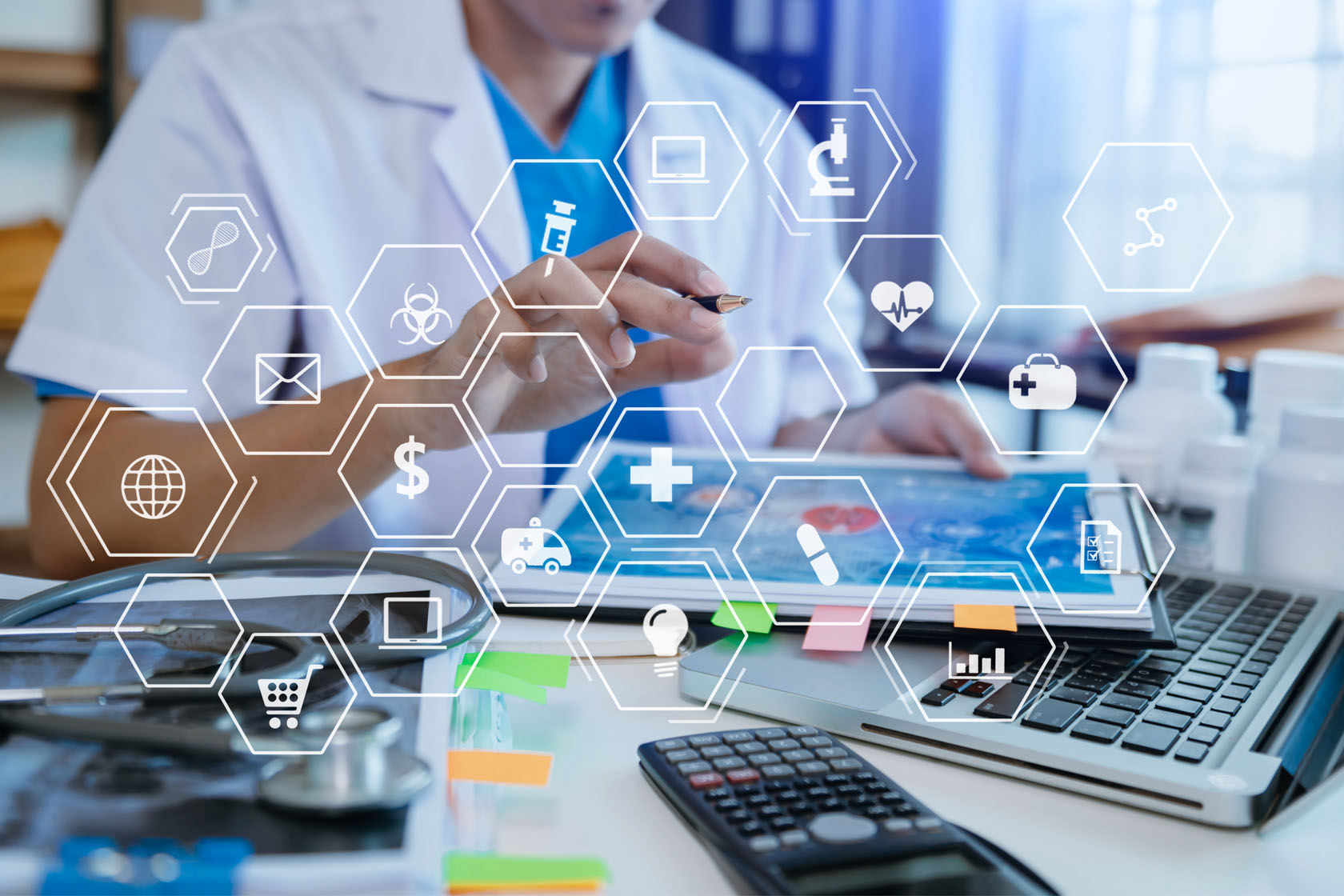 Eine medizinische Fachkraft arbeitet mit Tablet und technischen Daten.