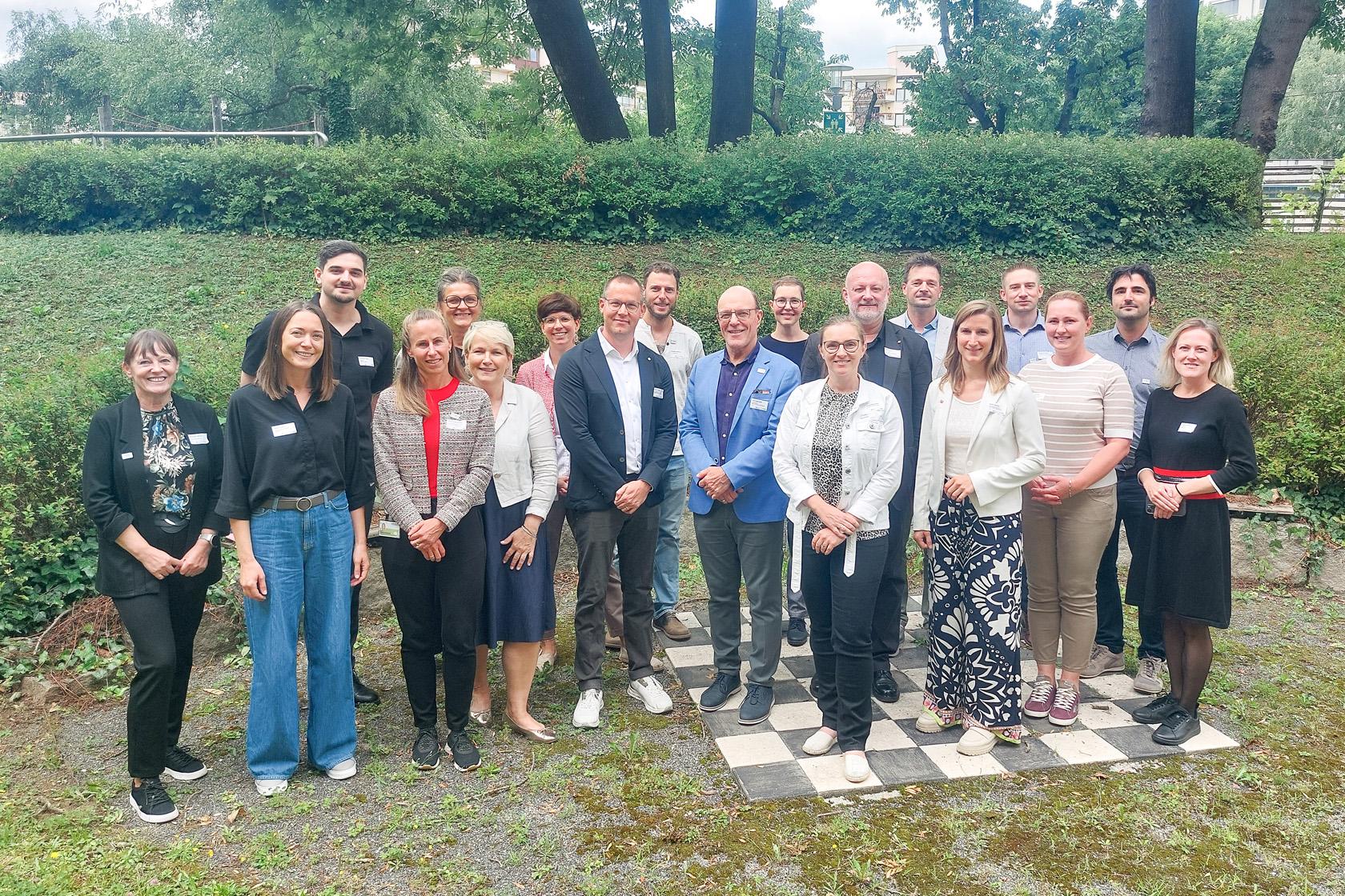 Gruppenbild der Delegation Lebenswelten mit GGZ Mitarbeiter:innen im Außenbereich der Senior:innenresidenz Robert Stolz