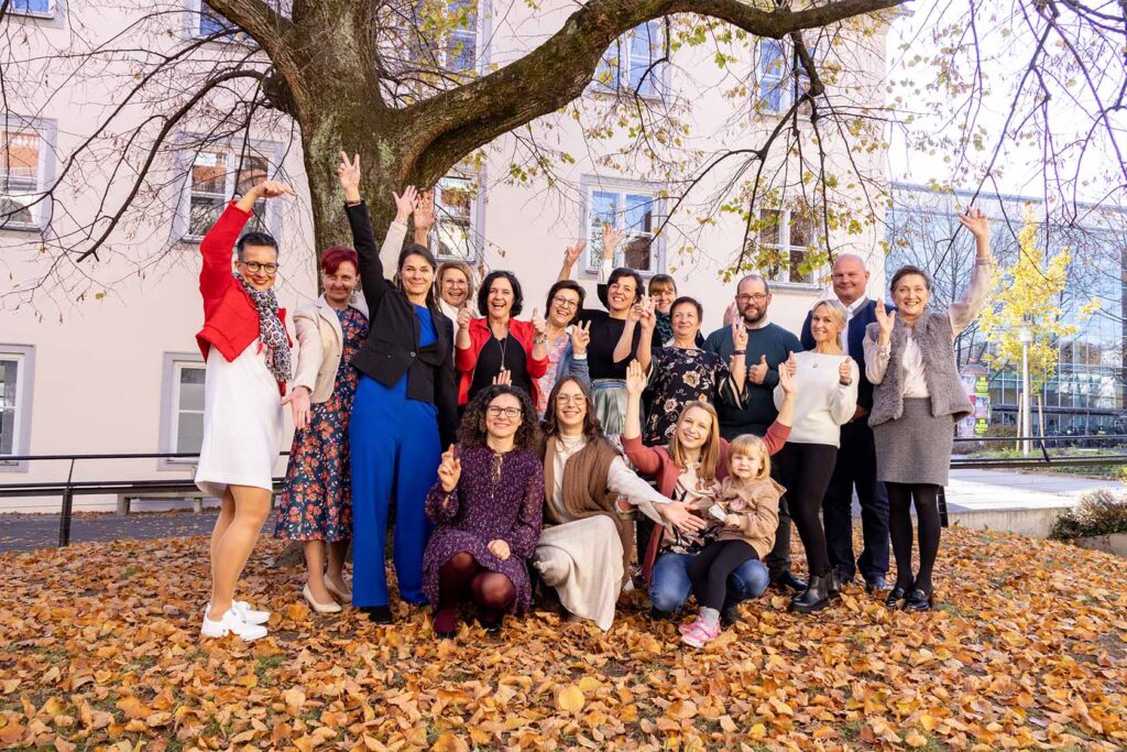 Gruppenbild aller Absolventen des Zertifikatslehrgangs Basale Stimulation