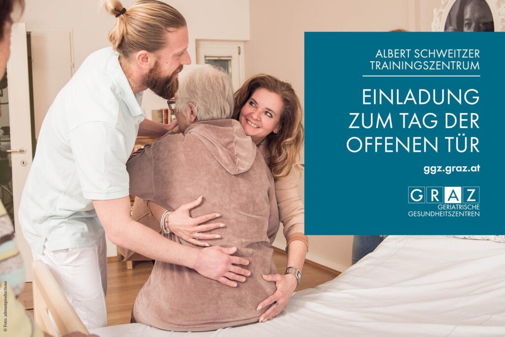 Ein Pfleger zeigt einer Angehörigen die Positionierung einer pflegebedürftigen Person. Schriftzug Einladung zum Tag der offenen Tür.