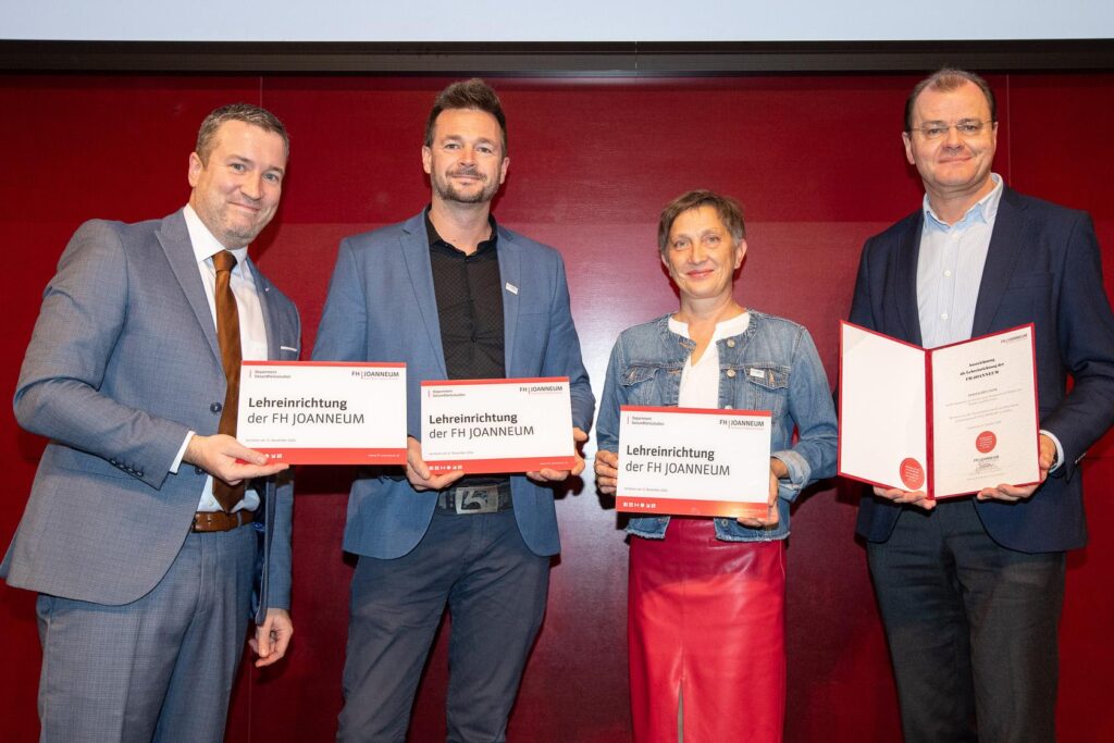 GGZ Mitarbeiter:innen nehmen die Auszeichnung der FH Joanneum entegegen.