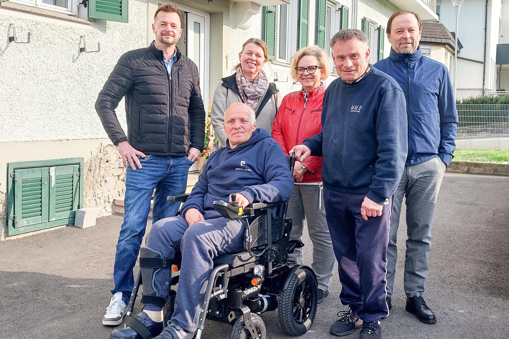 Gruppenbild bei der Rollstuhlübergabe.