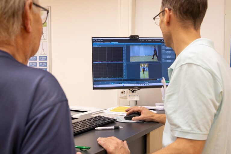 Der Physiotherapeut wertet die Ergebnisse des Ganglabors aus und präsentiert sie dem Patienten.