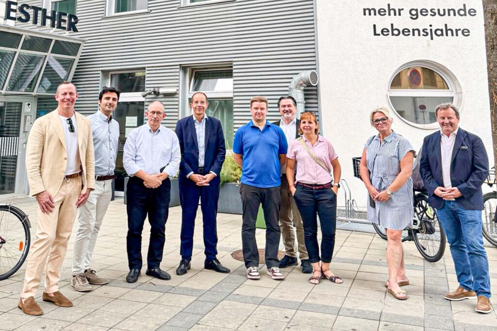 Gruppenfoto der Berliner Delegation vor dem Haus Esther