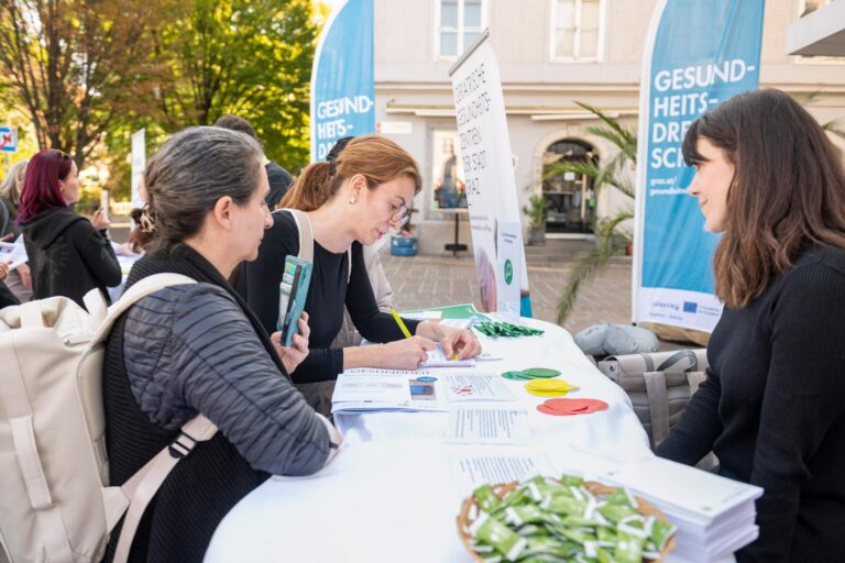 Besucher:innen werden am Stand der GGZ zu Gesundheitsthemen beraten.